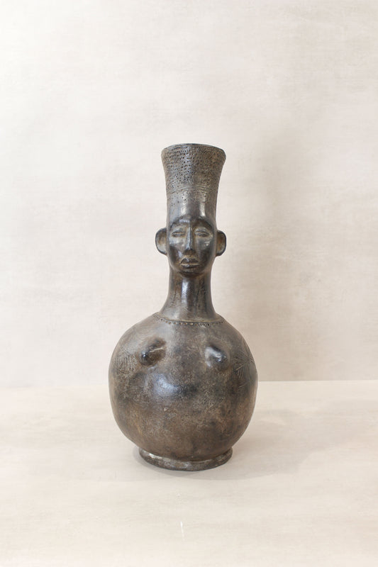 Mangbetu figural clay pot 01