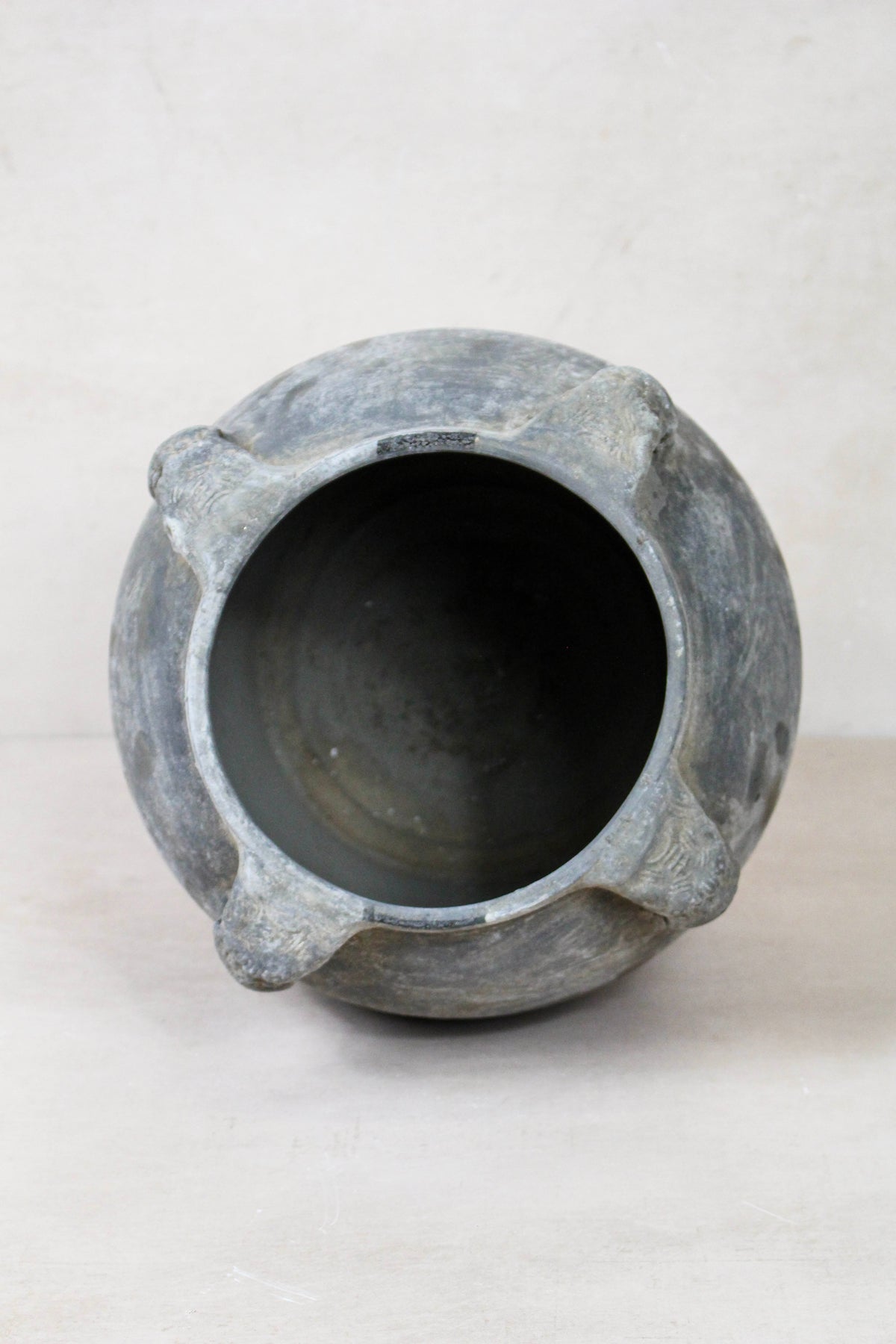 Vintage Lion Ears Dark Pot - DE.16