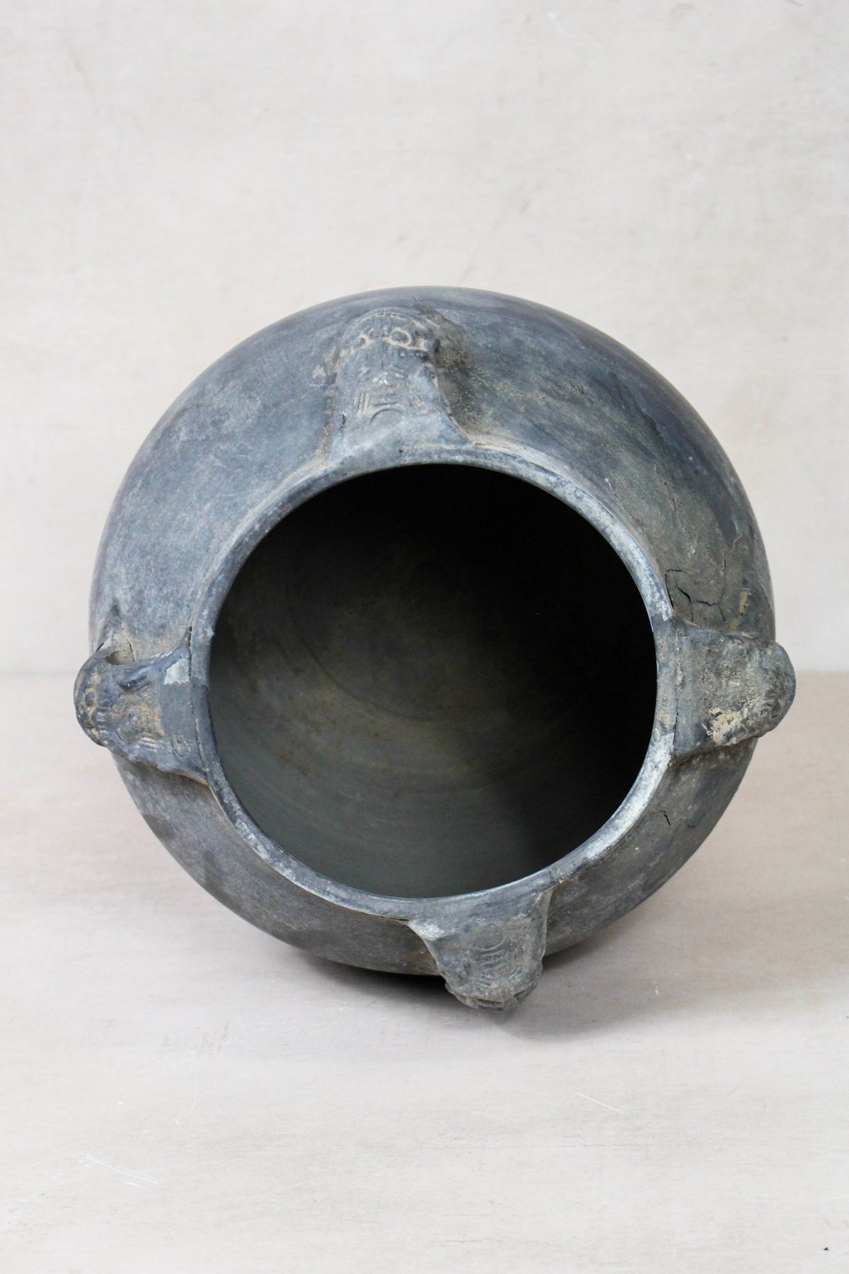Vintage Lion Ears Dark Pot - DE.18