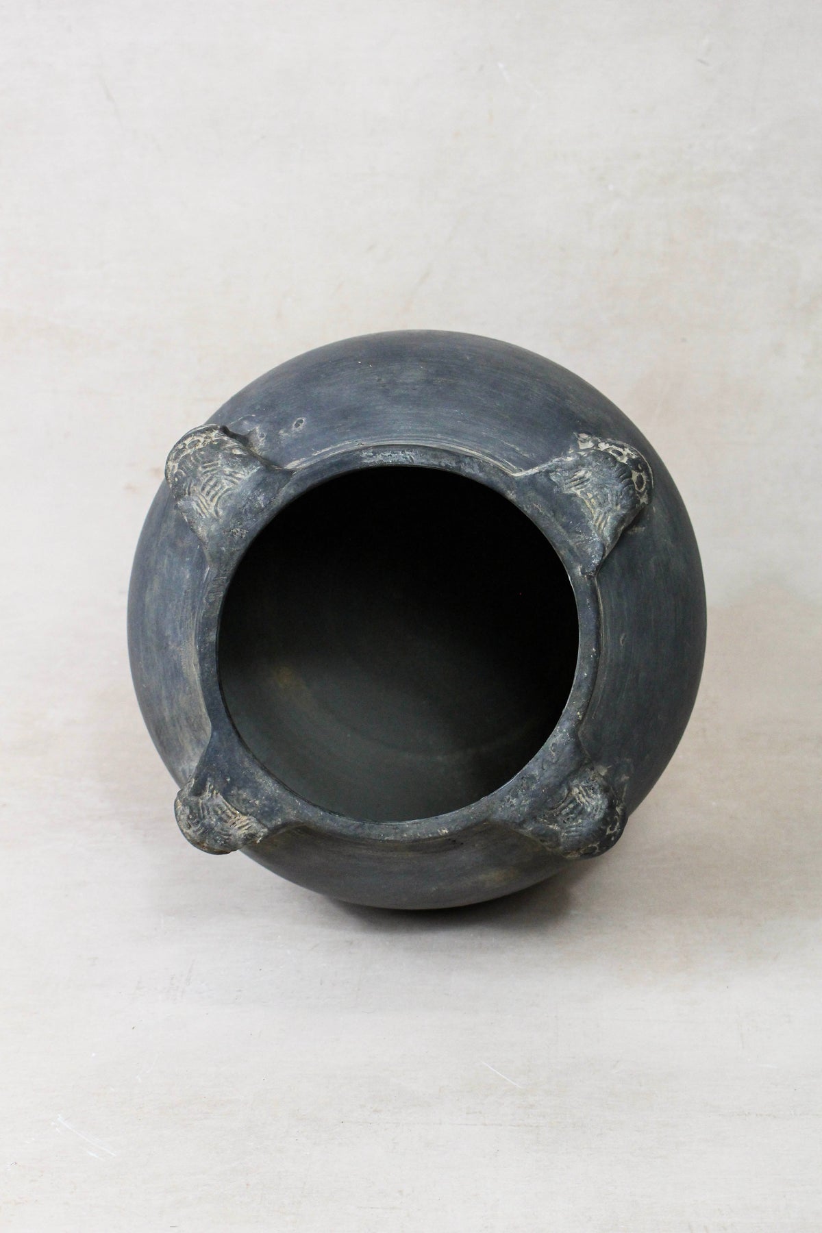 Vintage Lion Ears Dark Pot - DE.21