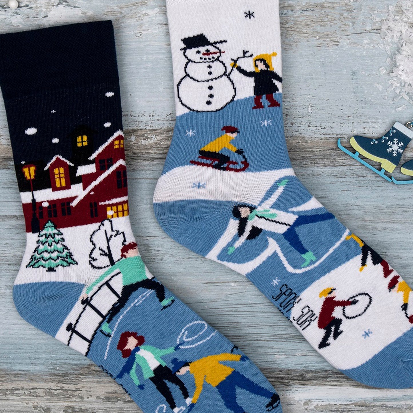 1 Pack Unisex Mismatched Novelty Odd Socks - Winter Activities