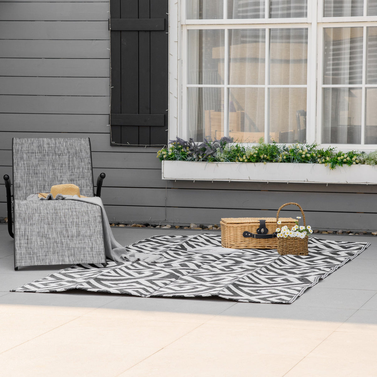 Outsunny 121 x 182 cm (4x6ft) Outdoor Rug Reversible Mat Plastic Straw Rug Portable RV Camping Mat for Garden Deck Picnic Indoor, Black & White