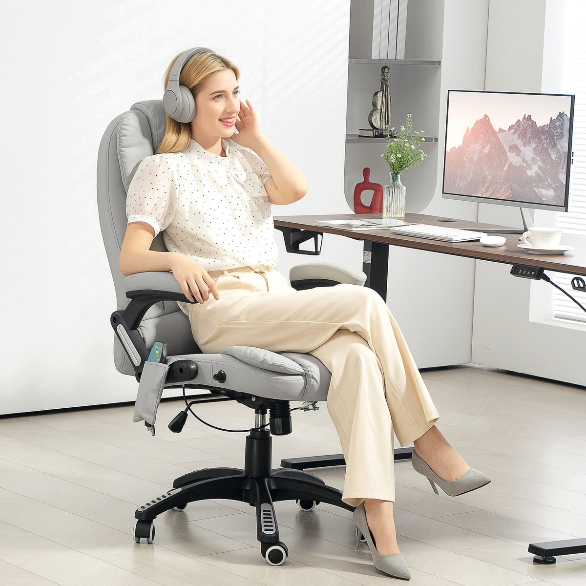 HOMCOM Heated Vibrating Massage Chair with Reclining Function, Light Grey