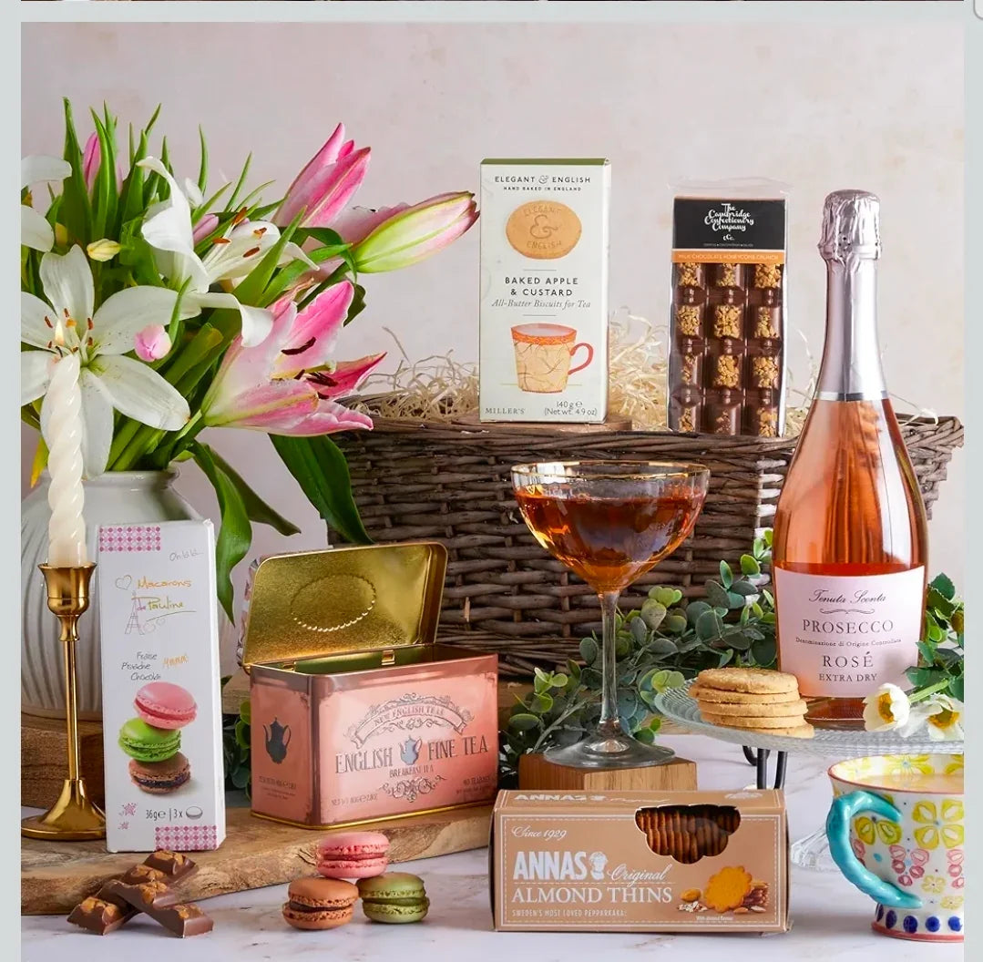 Luxury Prosecco, Chocolate & Sweet Hamper