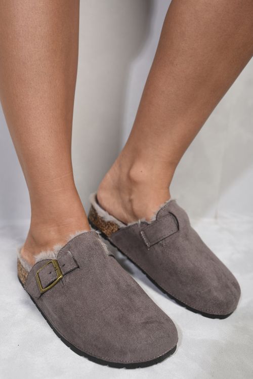 https://images.avasam.com/?w=500&url=https://avasamnew.s3.amazonaws.com/live//ikrush-camilla-suede-flip-flops-sandals-with-fur-1699028801-DSC7000.jpg