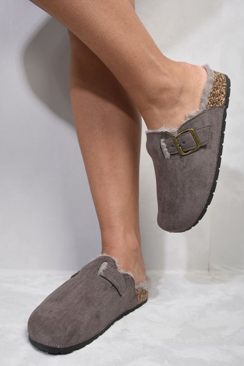 https://images.avasam.com/?w=500&url=https://avasamnew.s3.amazonaws.com/live//ikrush-camilla-suede-flip-flops-sandals-with-fur-1699028809536538.jpg