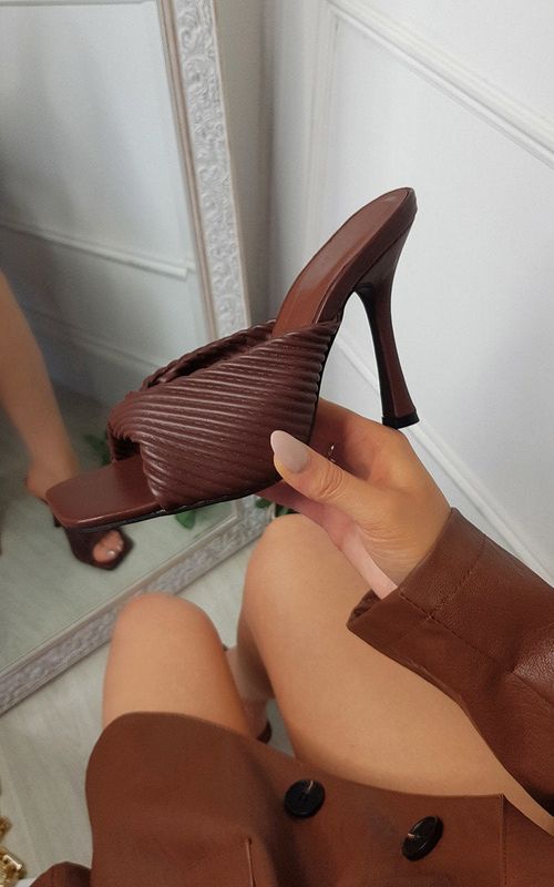 https://images.avasam.com/?w=500&url=https://avasamnew.s3.amazonaws.com/live//ikrush-charlie-faux-leather-textured-mule-1632232582527898-01.jpg
