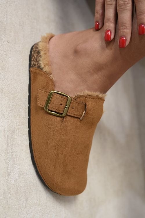 https://images.avasam.com/?w=500&url=https://avasamnew.s3.amazonaws.com/live//ikrush-camilla-suede-flip-flops-sandals-with-fur-1699029060536536_dagi-na.jpg