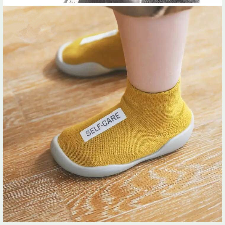 Wear Socks And Socks With Soles For One Year Old Girls Indoors