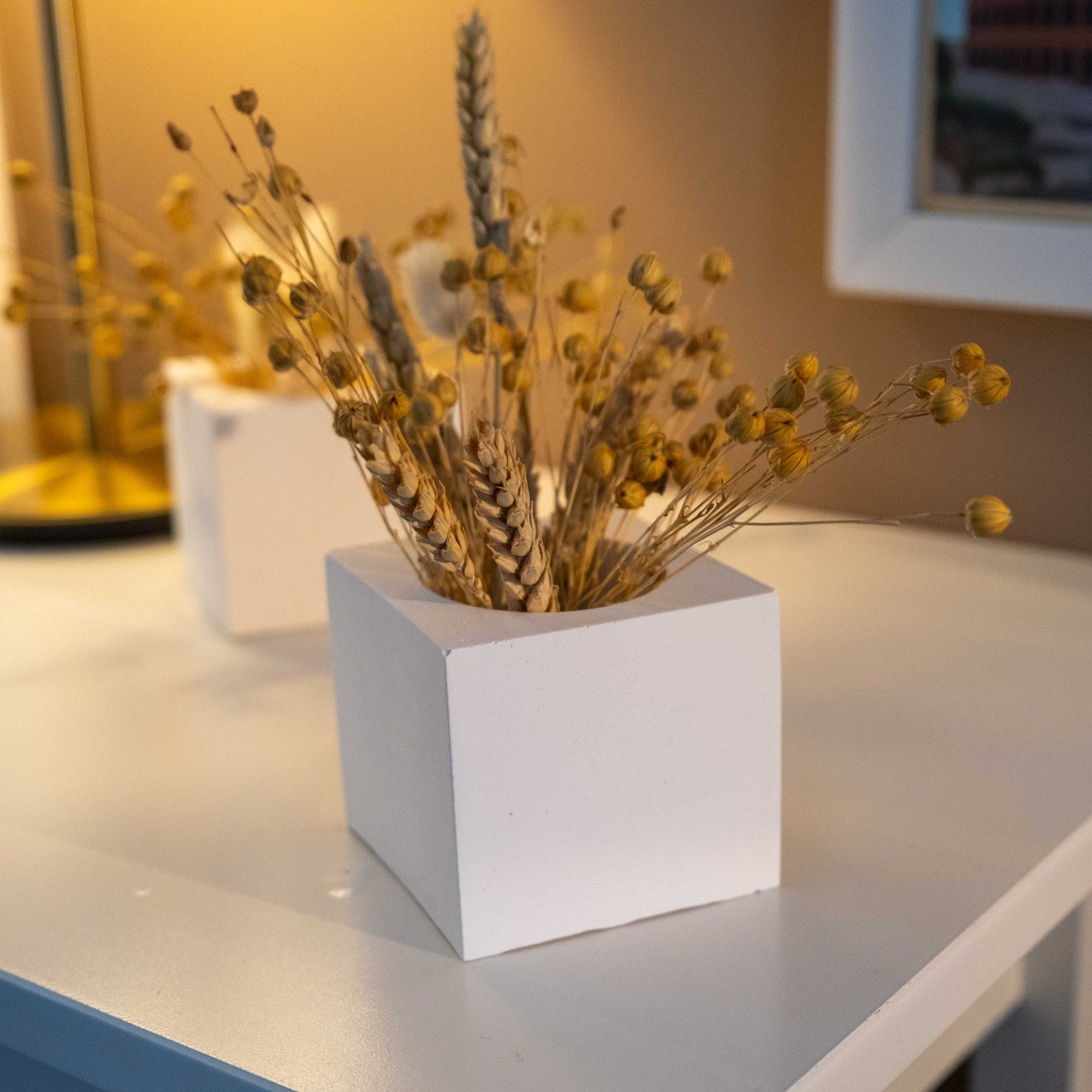 WHITE CONCRETE SQUARE POT