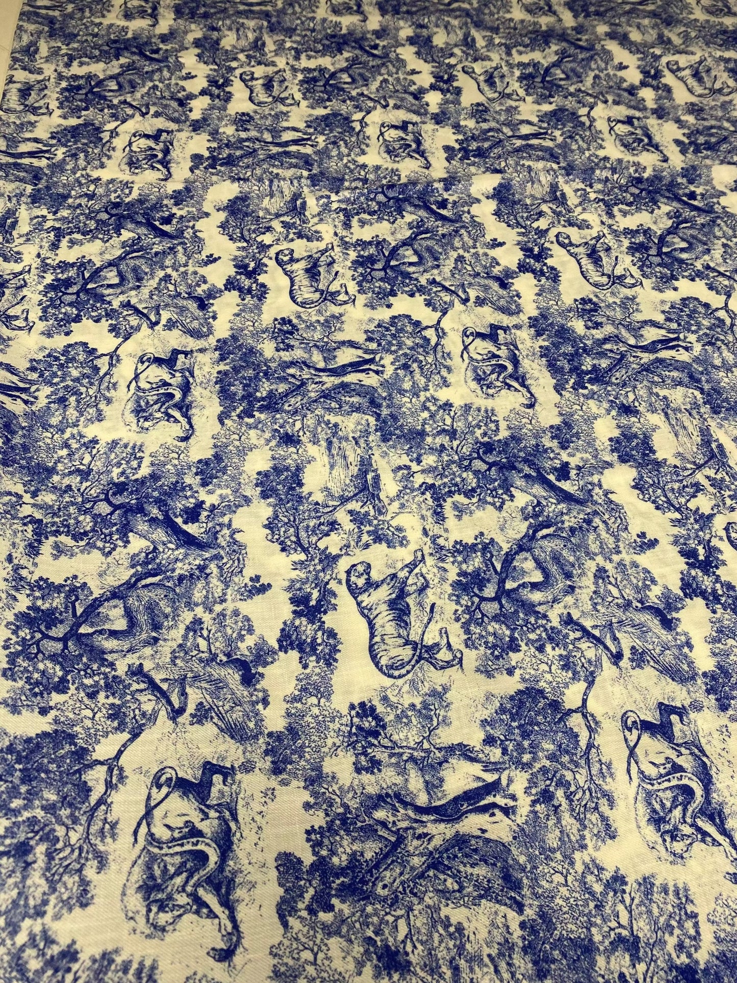 Lion Pattern Upholstery Fabric - Stylish and Durable Design for Home Décor