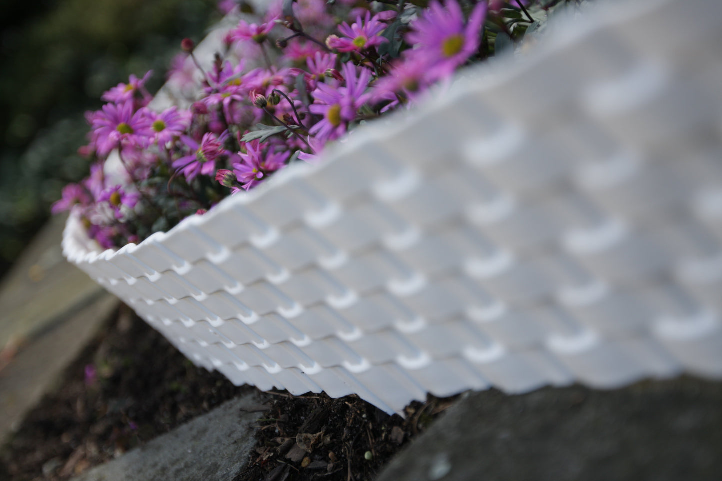Lawn Edging, Plastic Palisade Rattan Effect, 2.4m, Brown for Home and Garden Use
