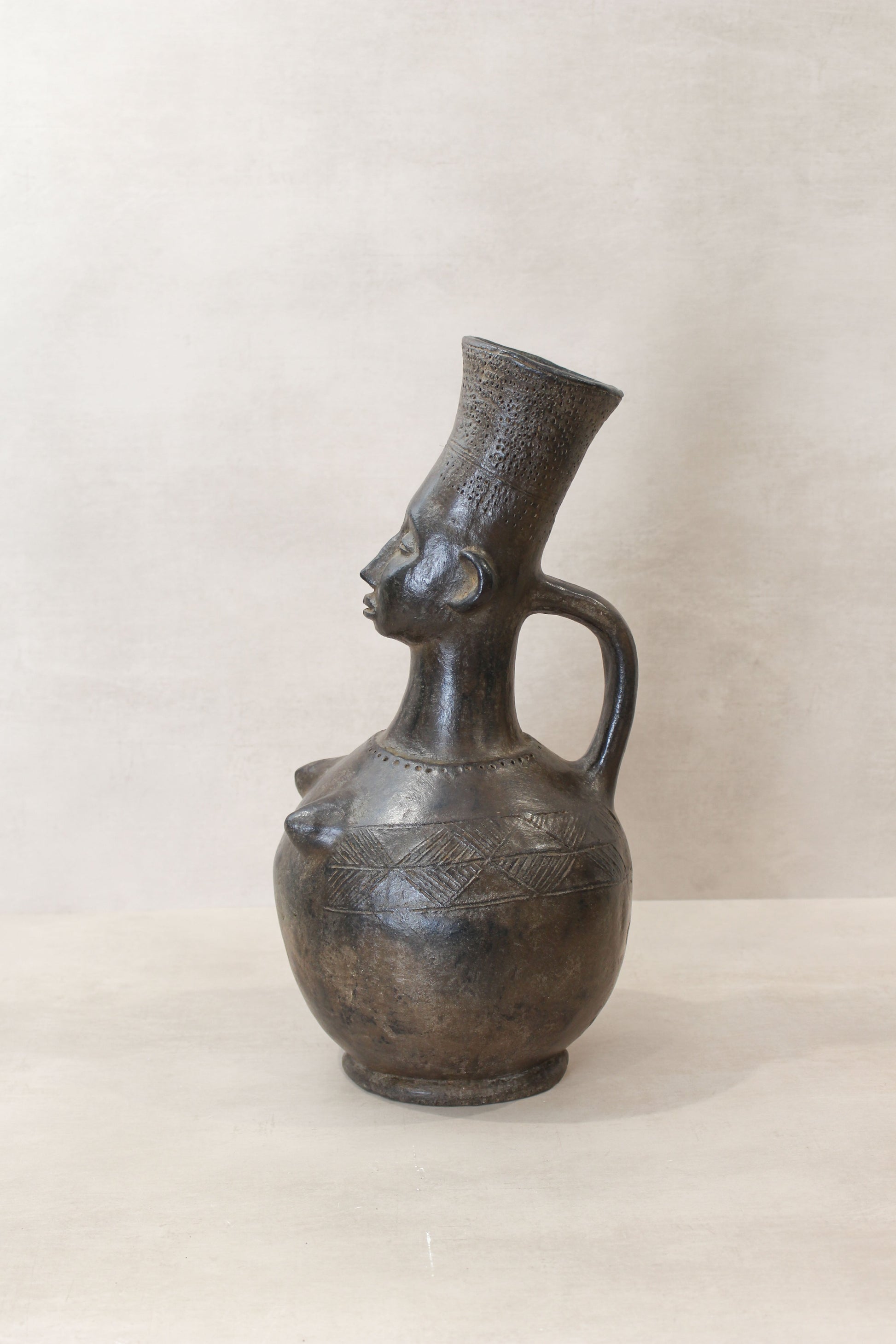 Mangbetu figural clay pot 01