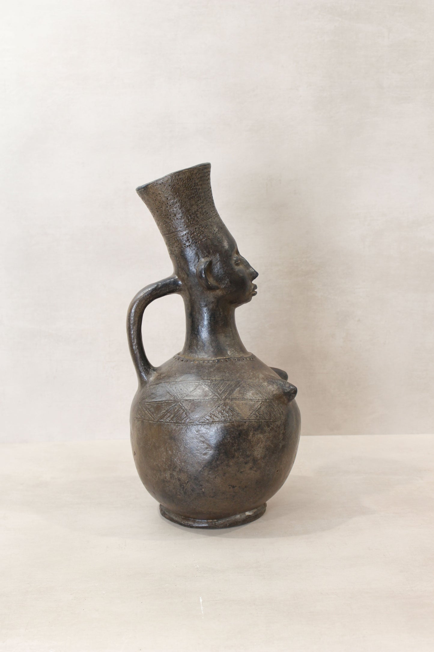 Mangbetu figural clay pot 01