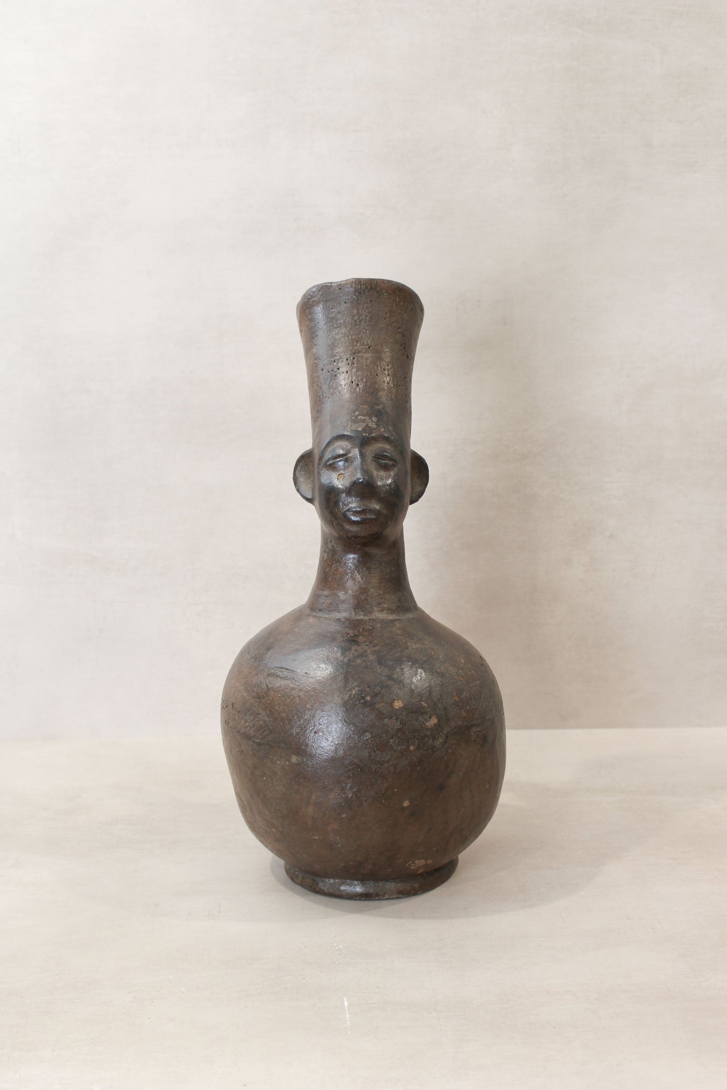 Mangbetu figural clay pot 02
