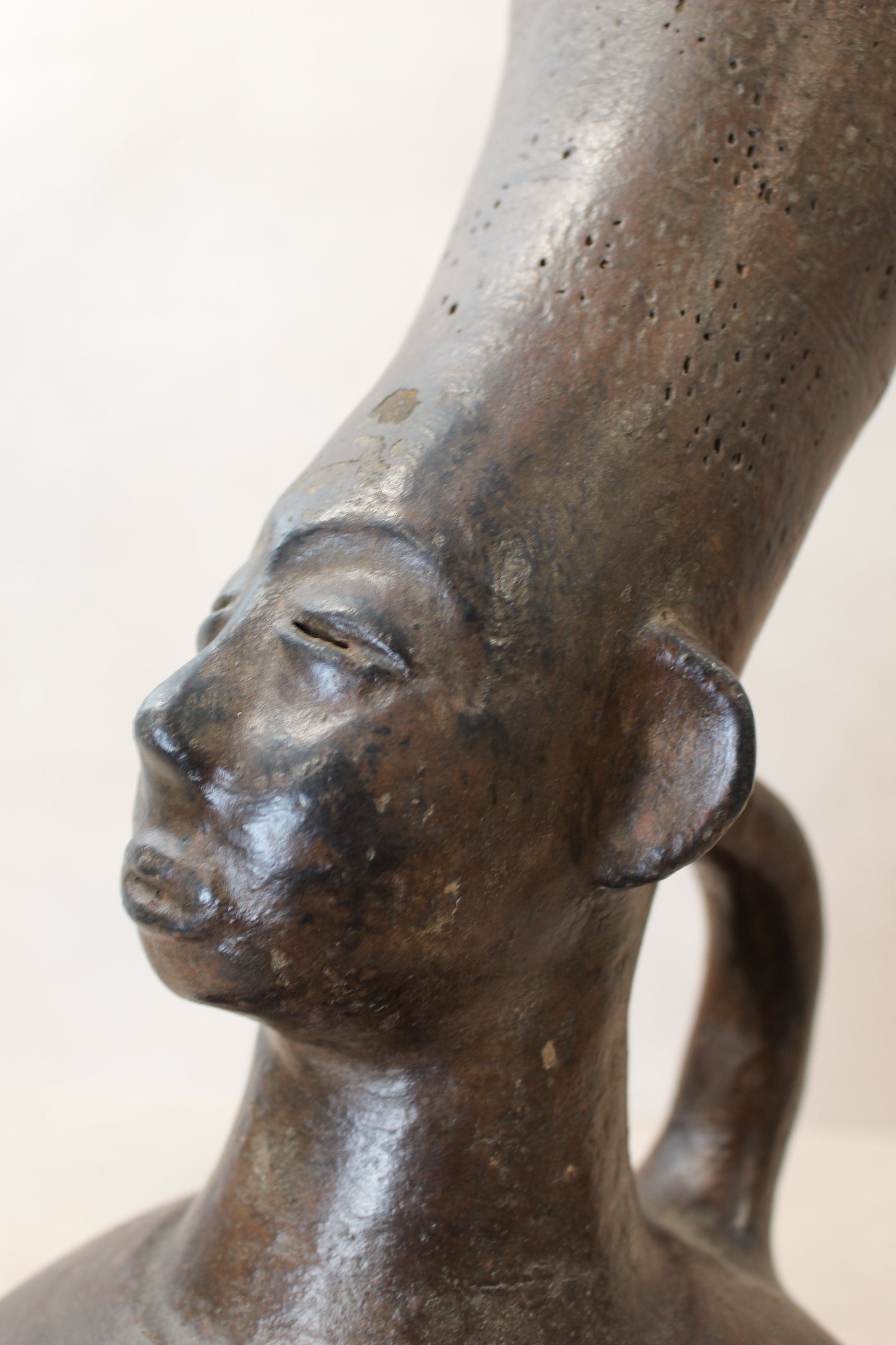 Mangbetu figural clay pot 02