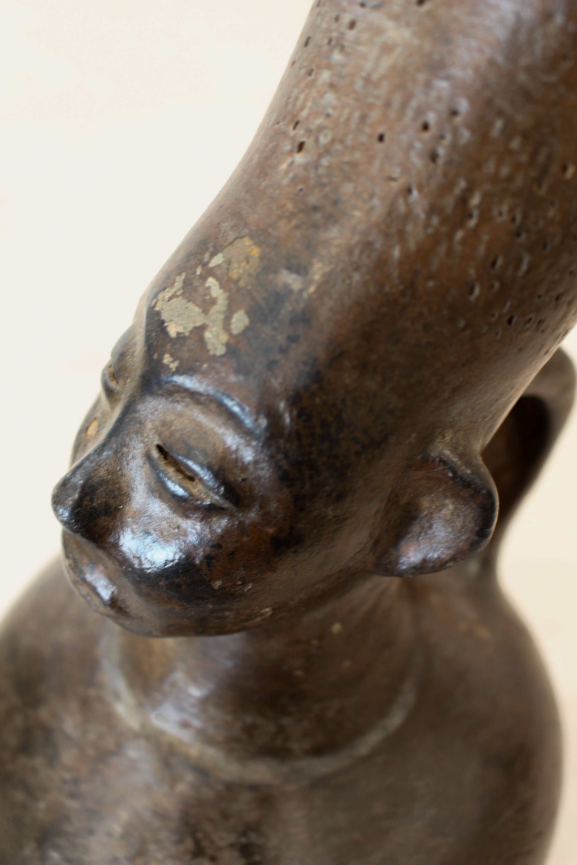 Mangbetu figural clay pot 02