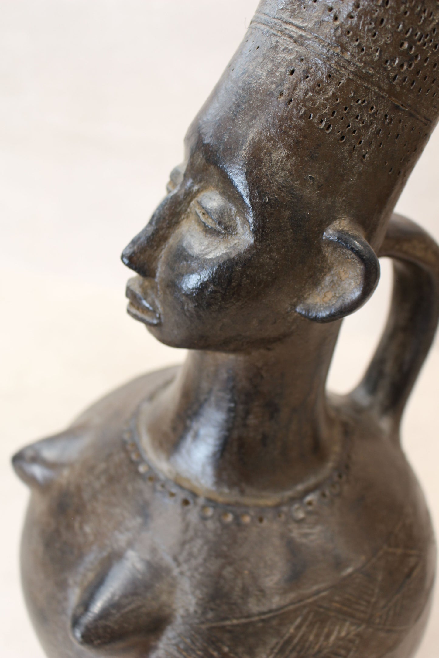 Mangbetu figural clay pot 01