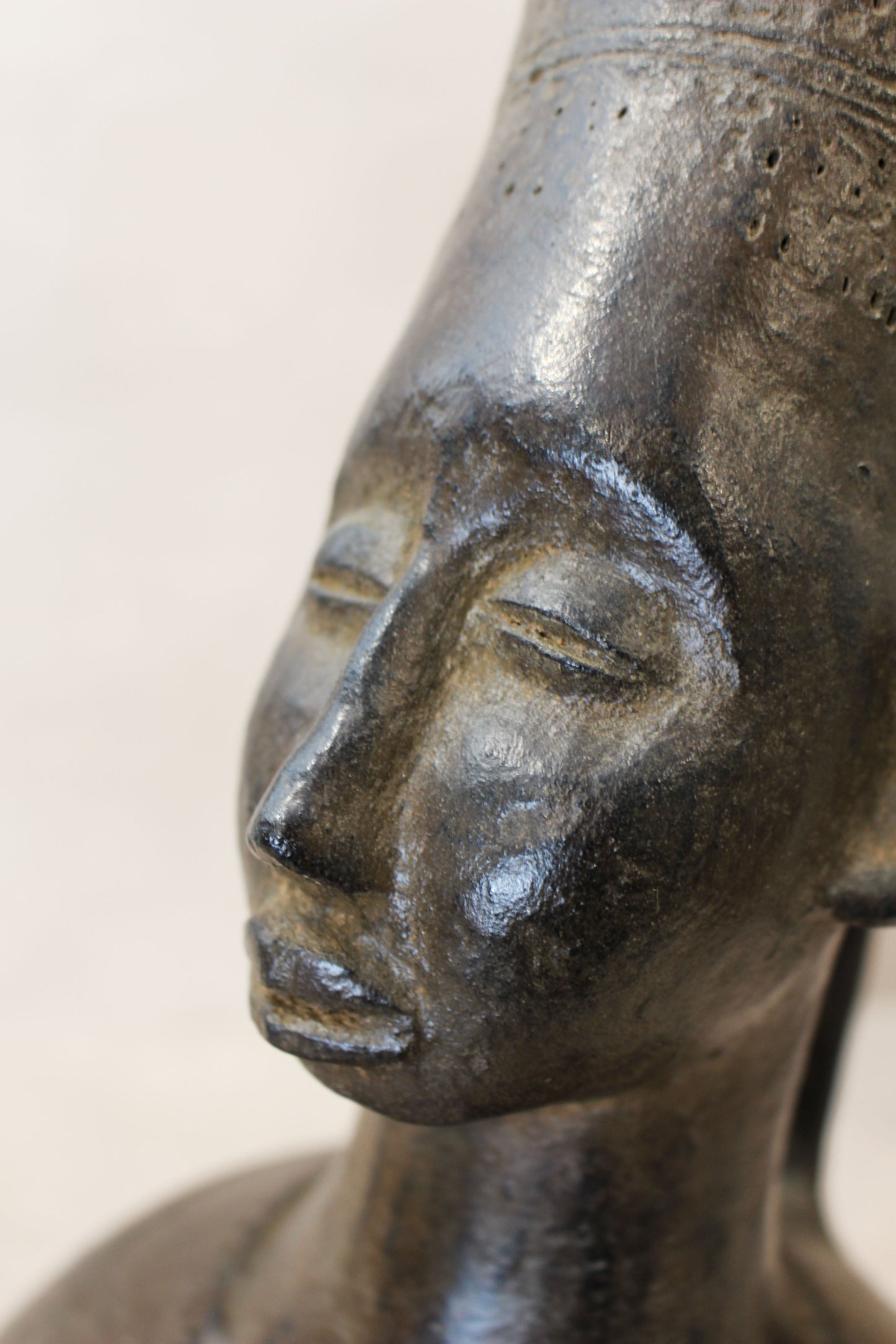 Mangbetu figural clay pot 01