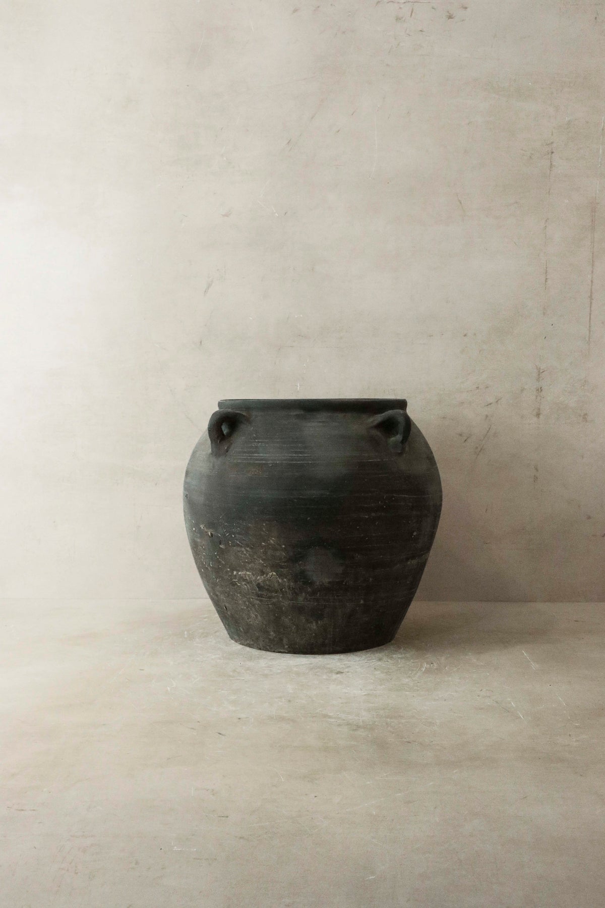 Vintage Dark pot with ears - E4.18