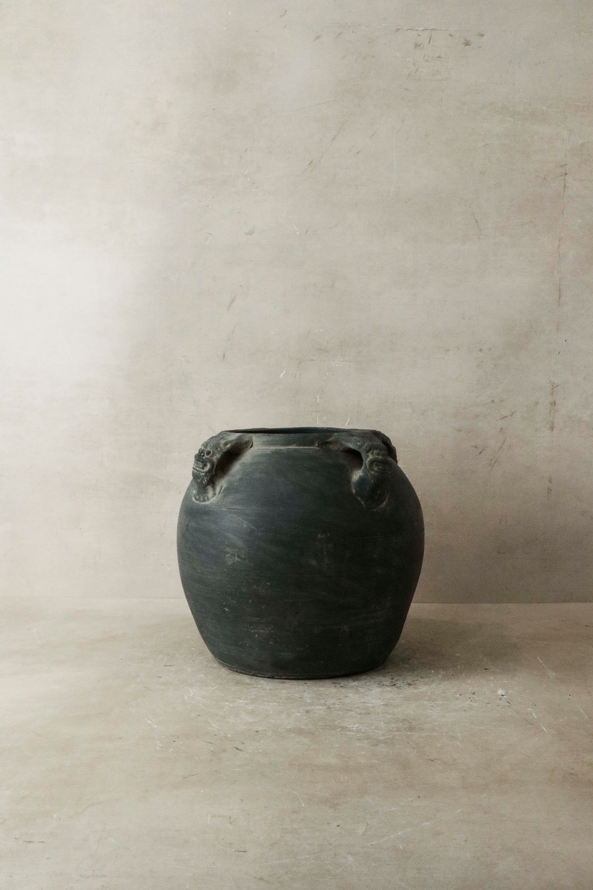 Vintage Lion Ears Dark Pot - De4.5