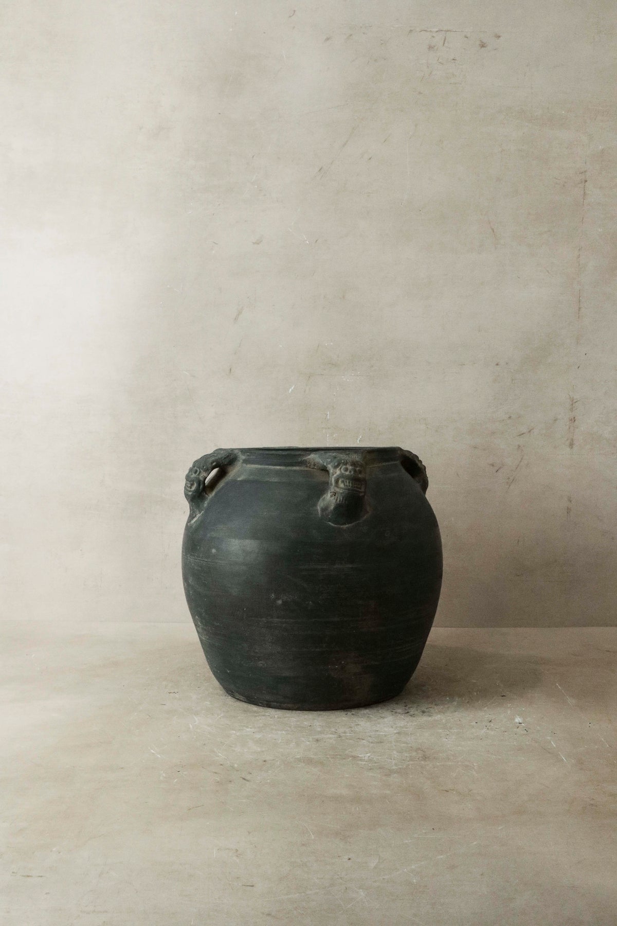 Vintage Lion Ears Dark Pot - De4.5