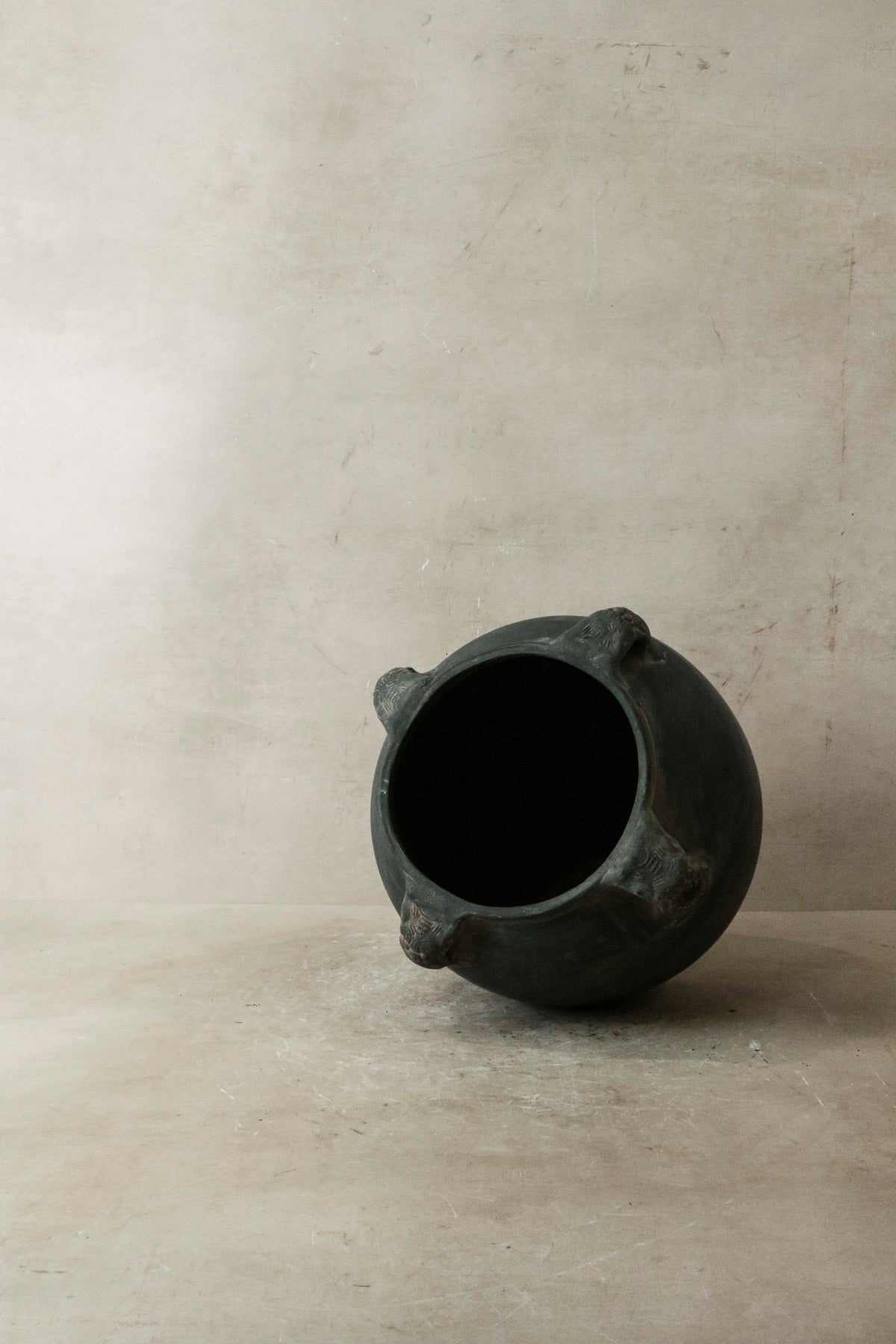 Vintage Lion Ears Dark Pot - De4.5