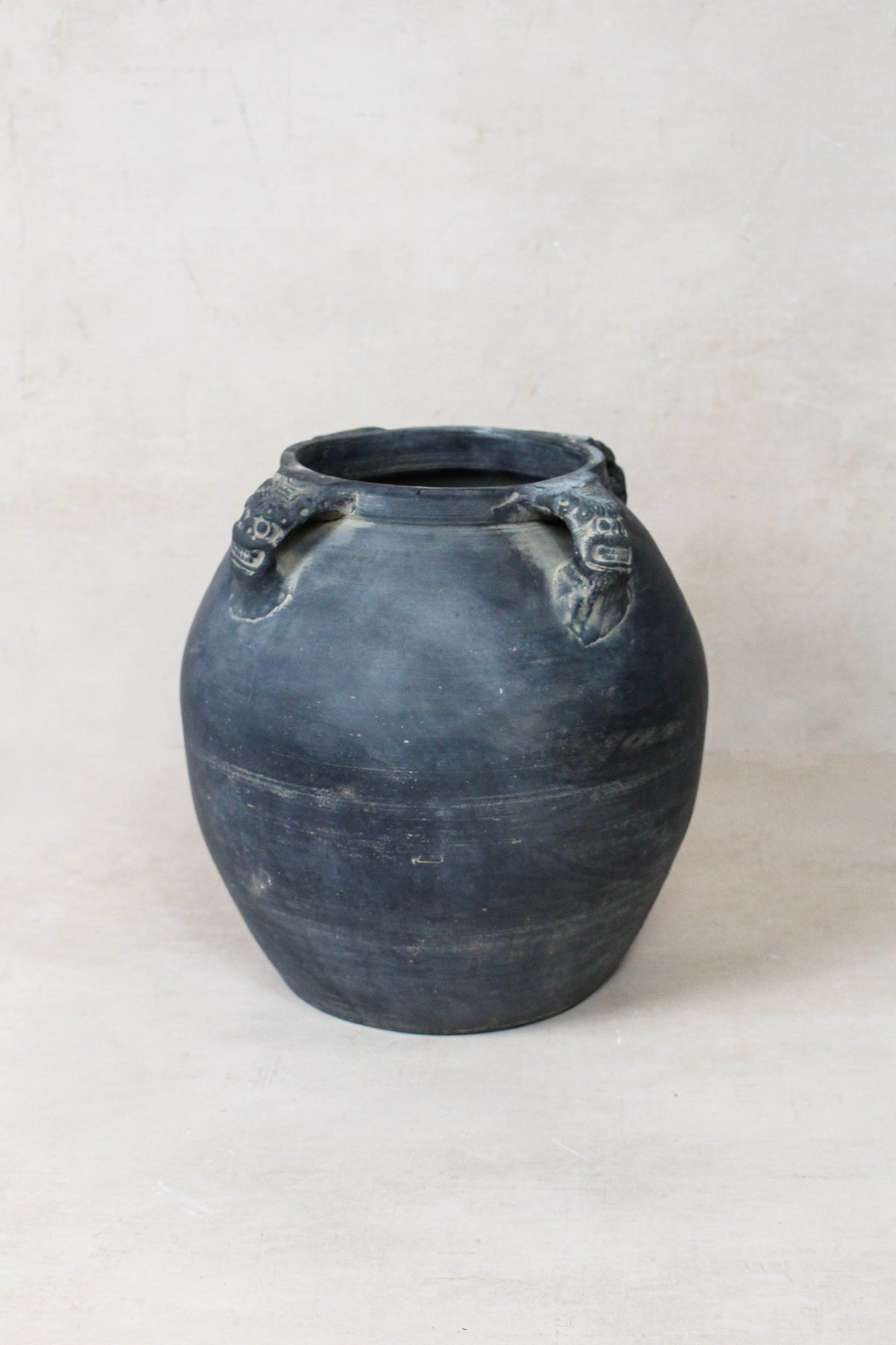 Vintage Lion Ears Dark Pot - DE.19