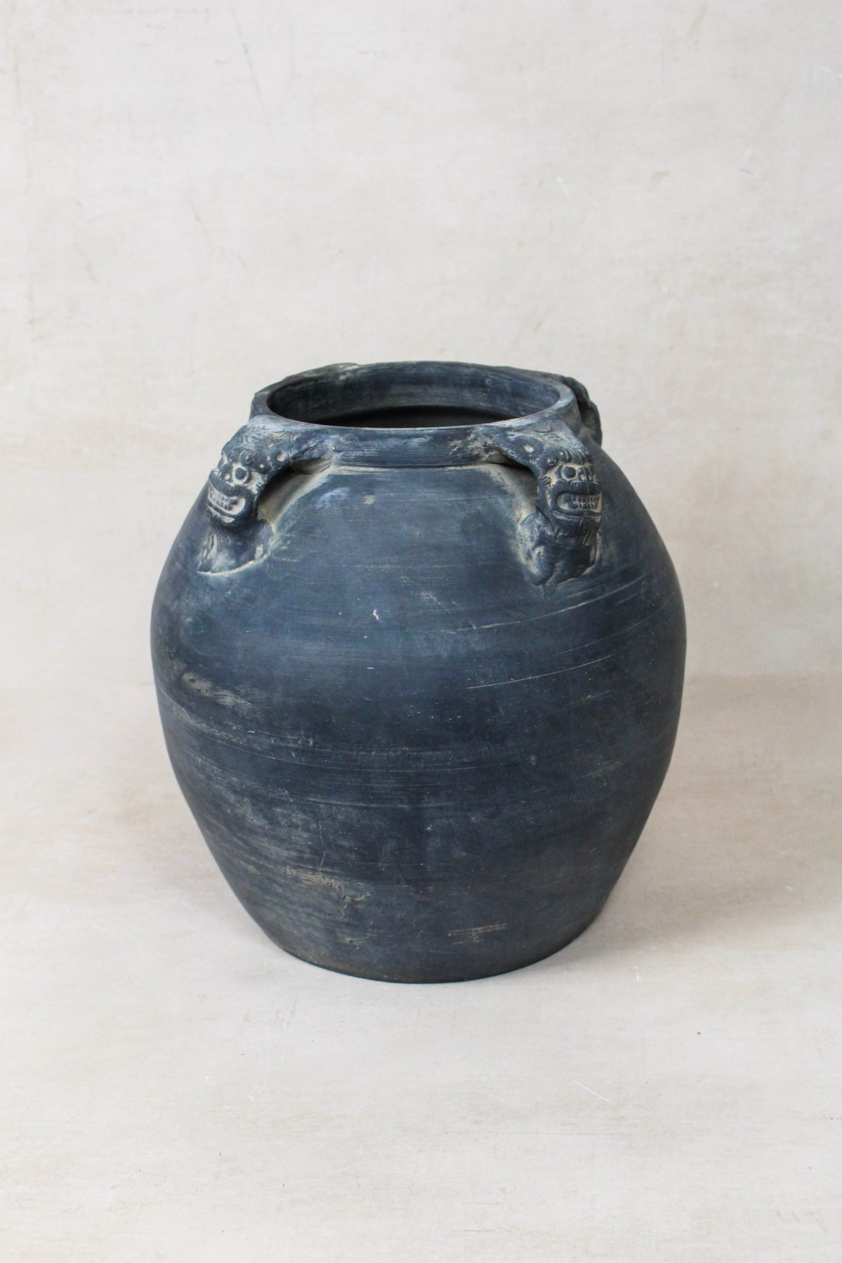 Vintage Lion Ears Dark Pot - DE.19