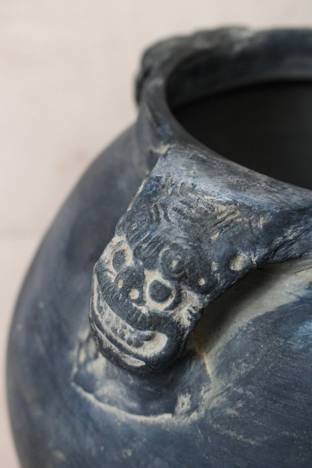 Vintage Lion Ears Dark Pot - DE.19
