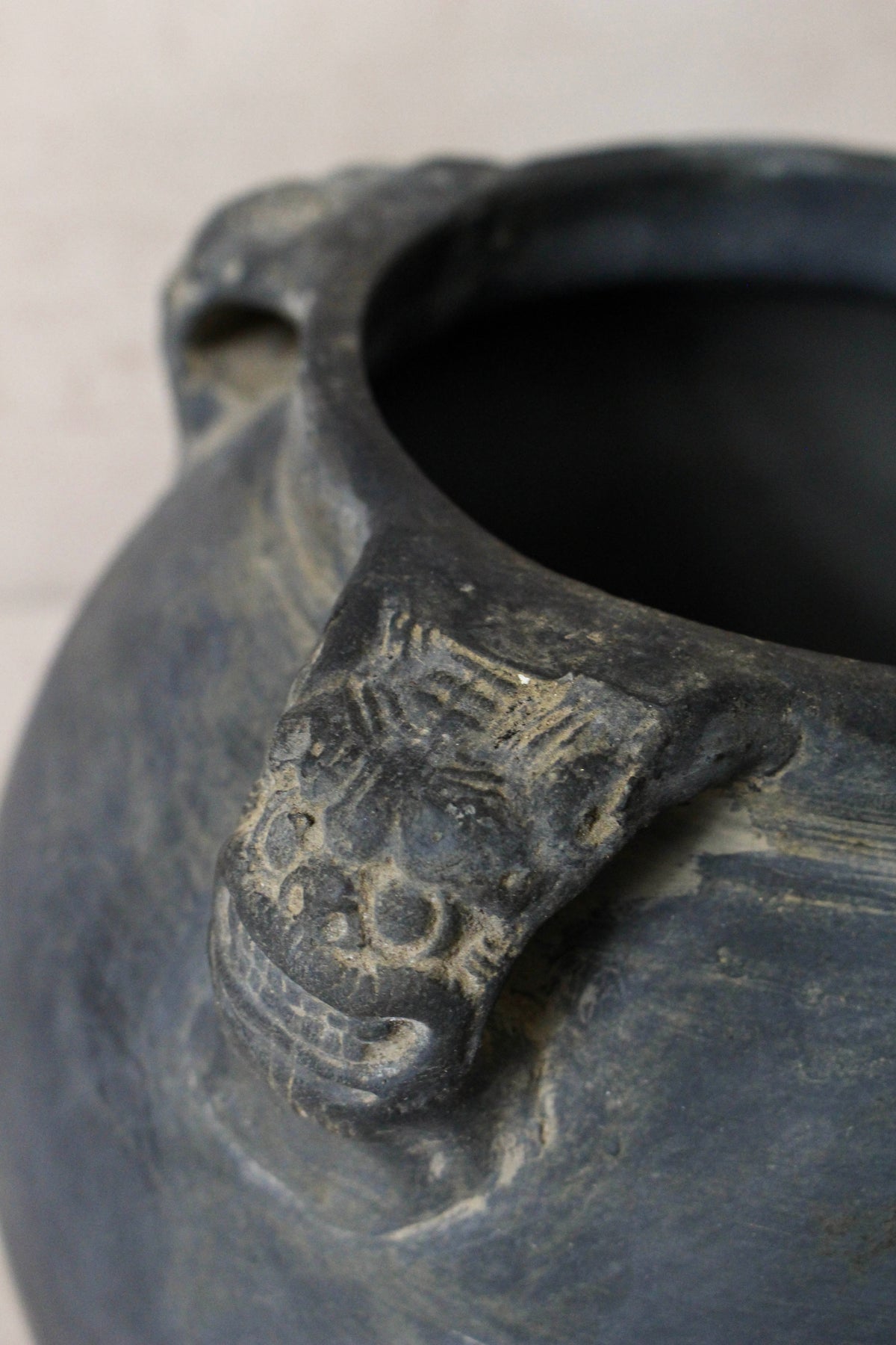 Vintage Lion Ears Dark Pot - DE.21