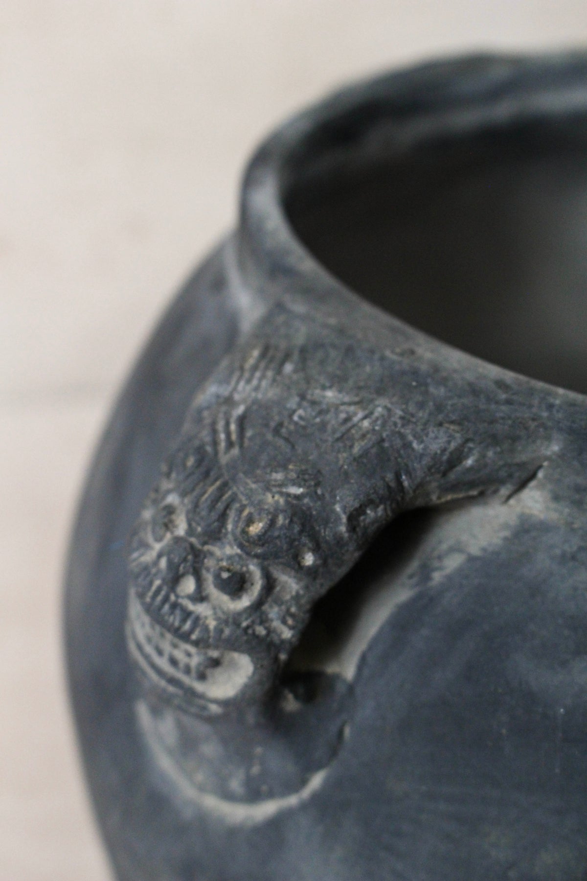 Vintage Lion Ears Dark Pot - DE.22