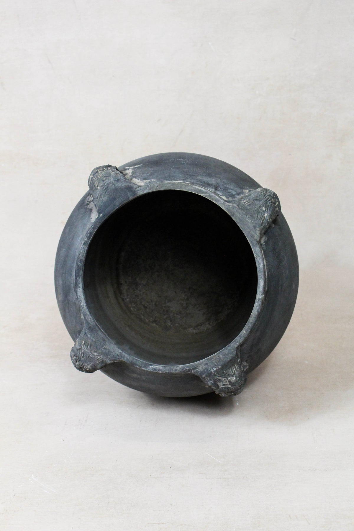 Vintage Lion Ears Dark Pot - DE.22