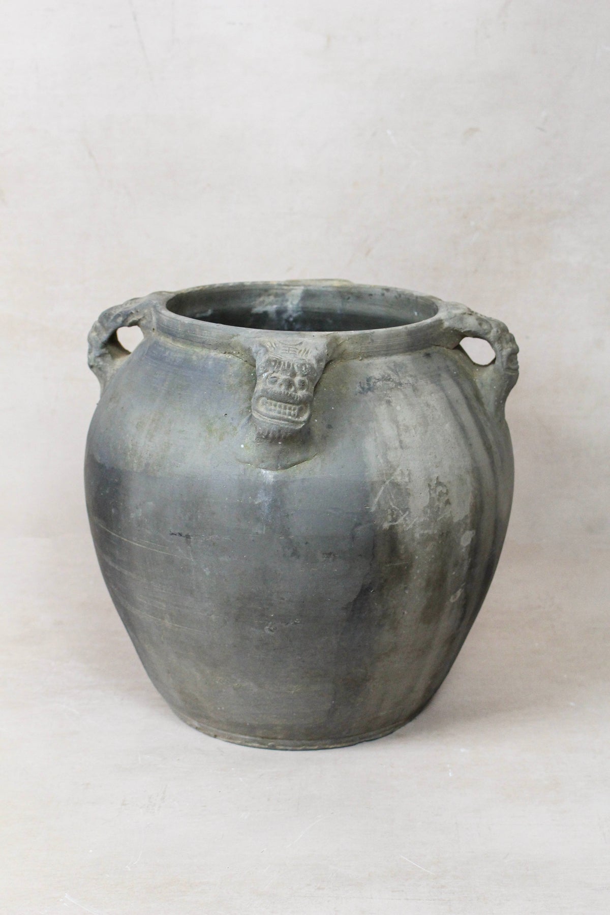 Vintage Lion Ears Dark Pot - DE.26