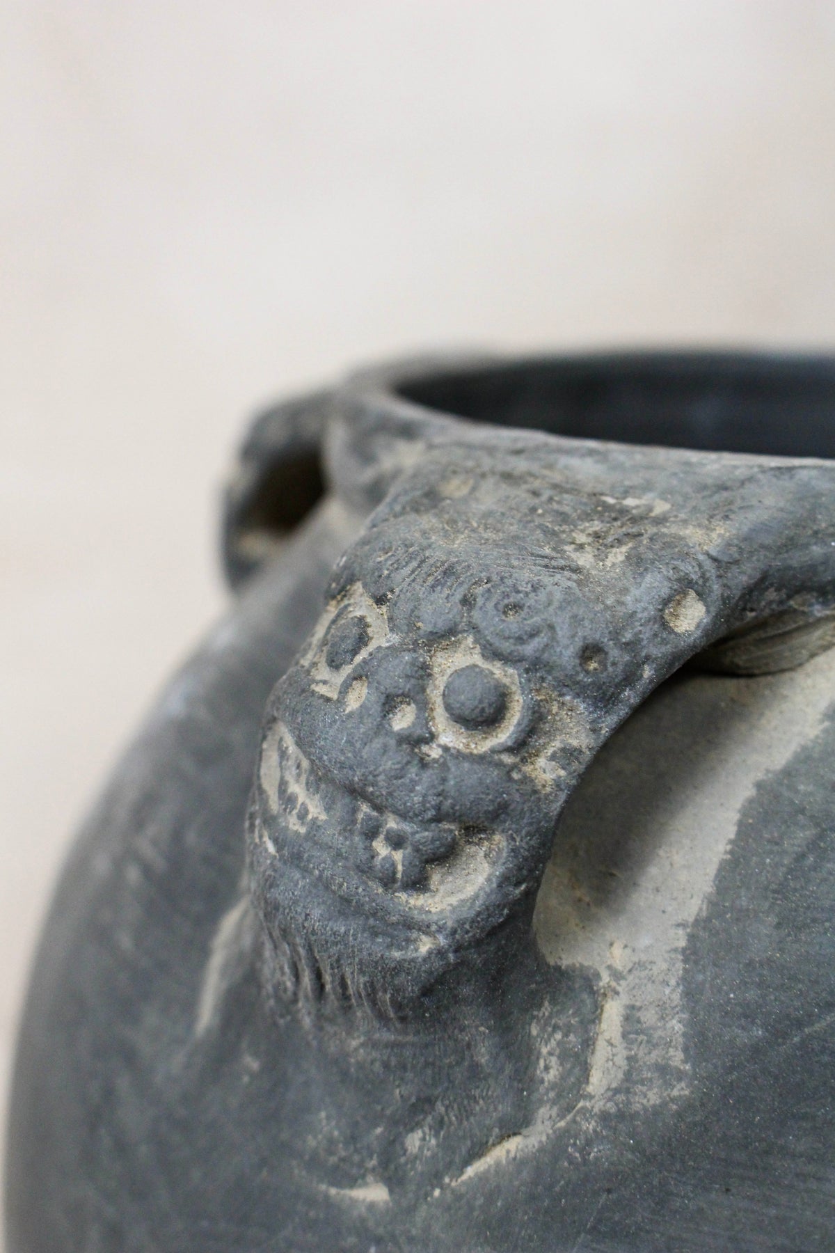 Vintage Lion Ears Dark Pot - DE.27