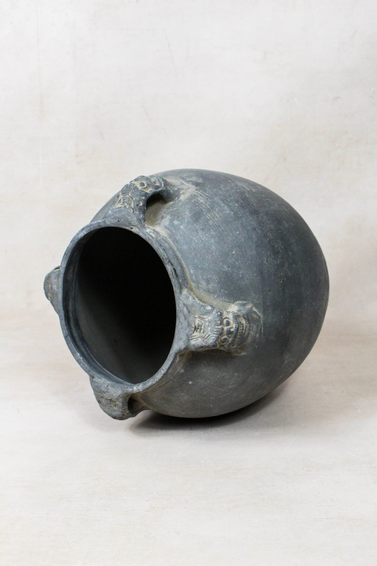 Vintage Lion Ears Dark Pot - DE.27