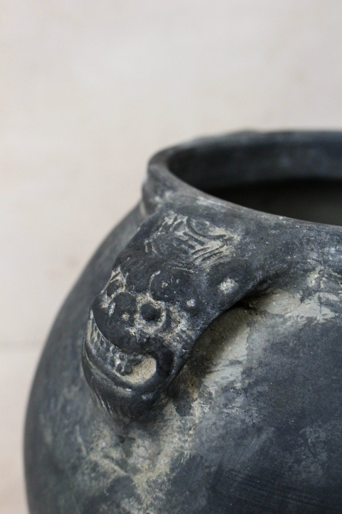 Vintage Lion Ears Dark Pot - DE.28