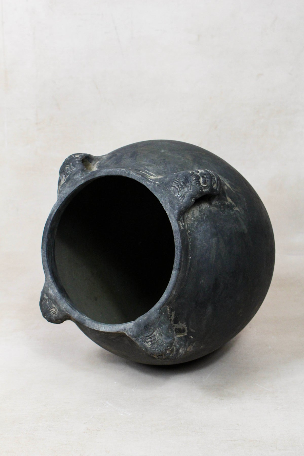 Vintage Lion Ears Dark Pot - DE.28