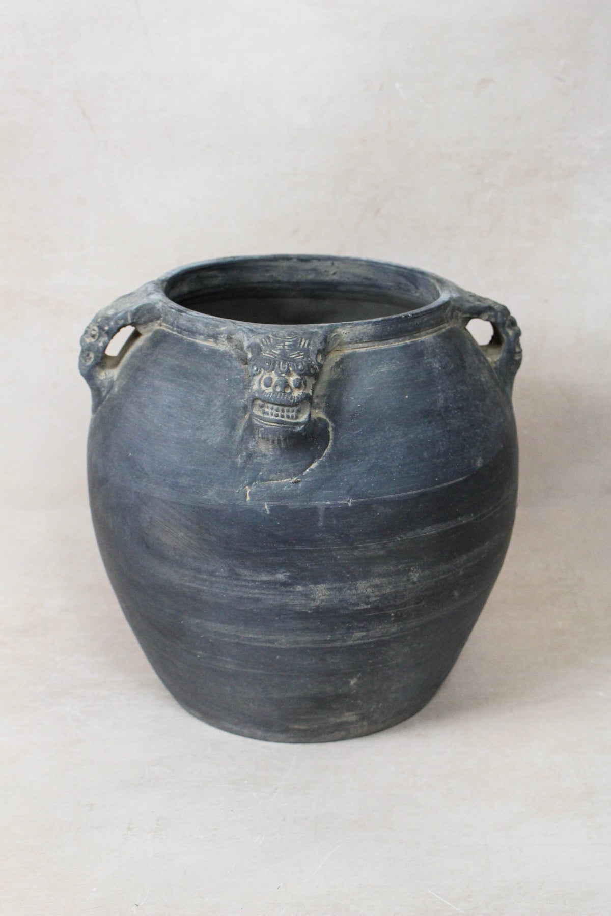 Vintage Lion Ears Dark Pot - DE.29