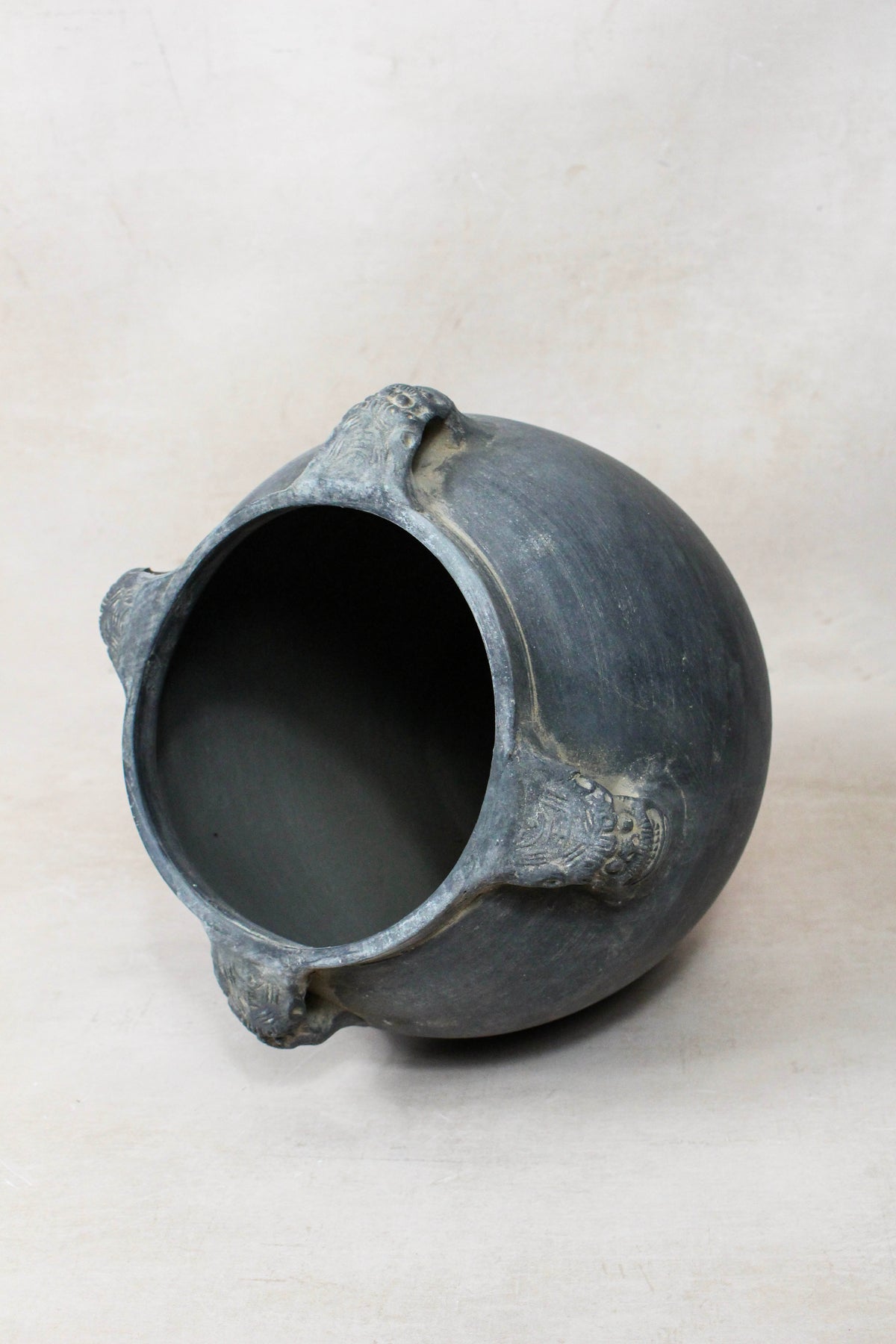Vintage Lion Ears Dark Pot - DE.29