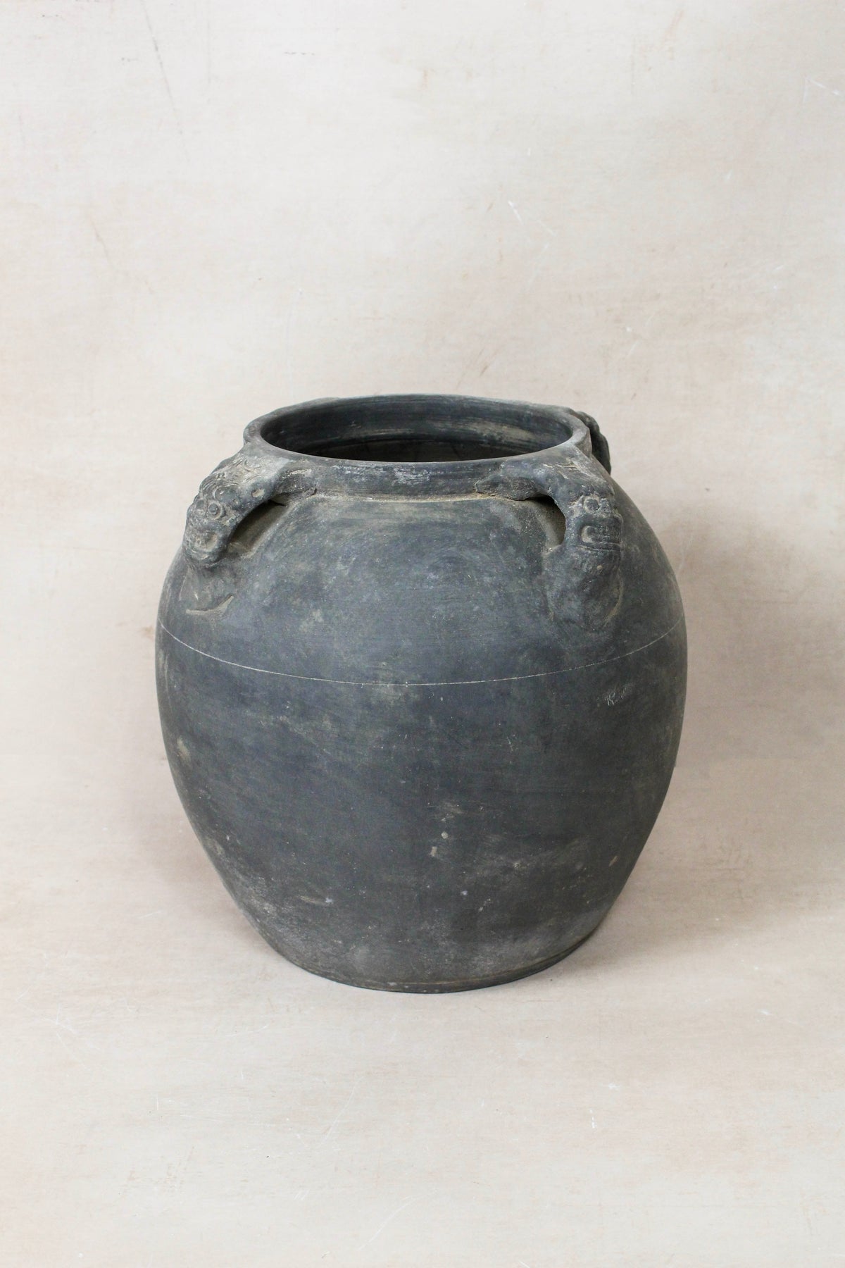 Vintage Lion Ears Dark Pot - DE.31