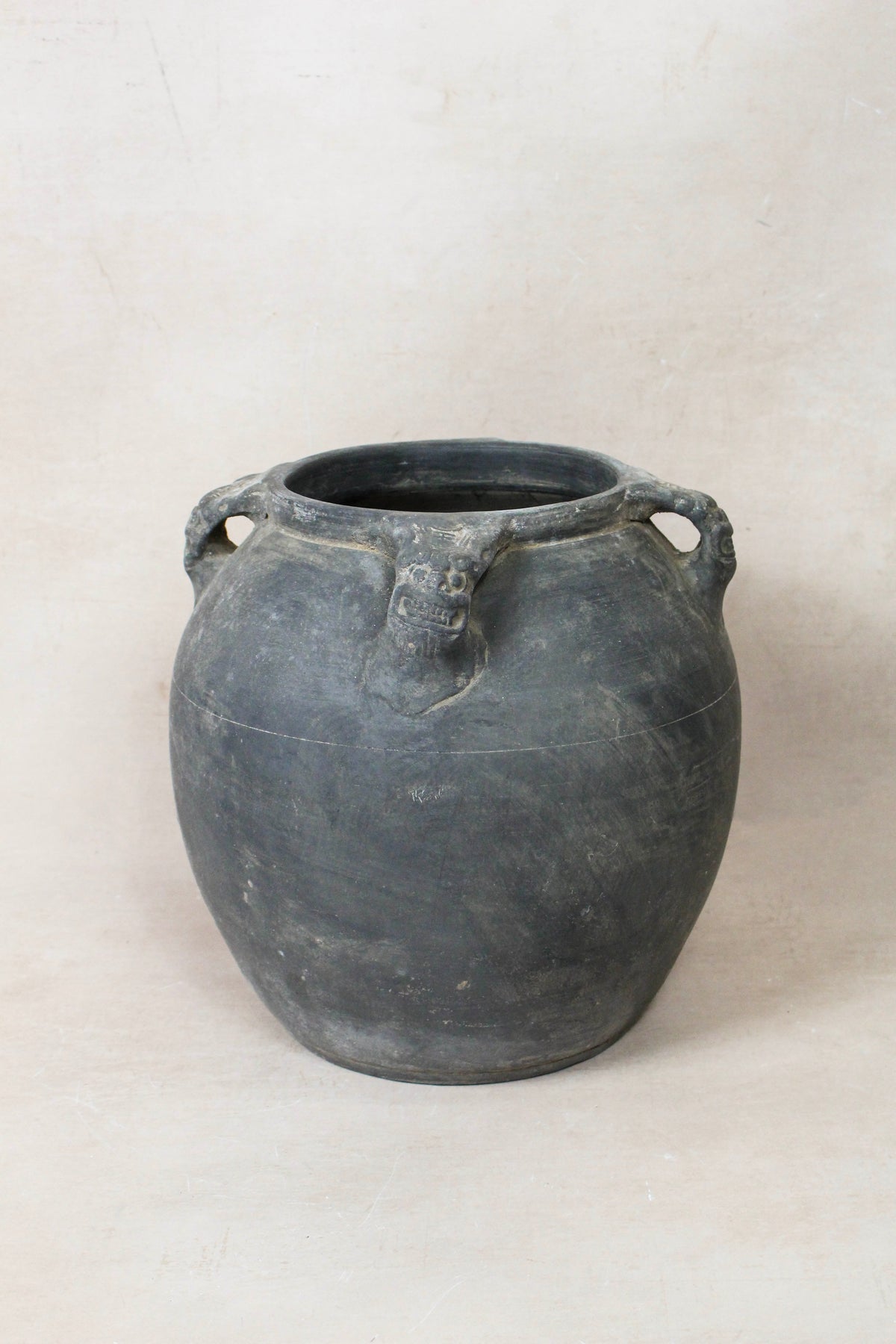 Vintage Lion Ears Dark Pot - DE.31