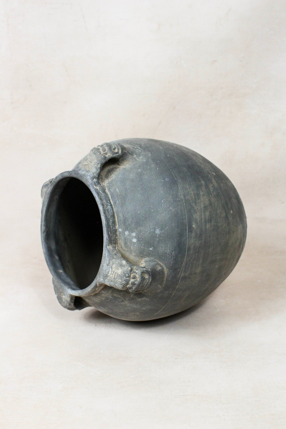 Vintage Lion Ears Dark Pot - DE.31