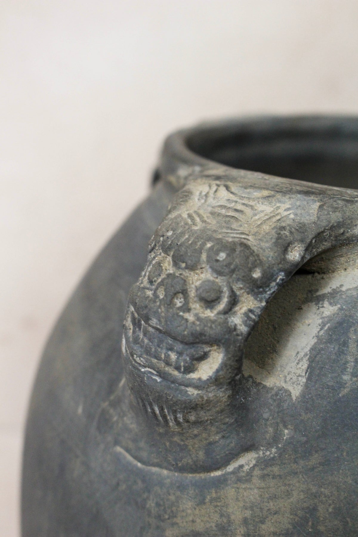 Vintage Lion Ears Dark Pot - DE.32