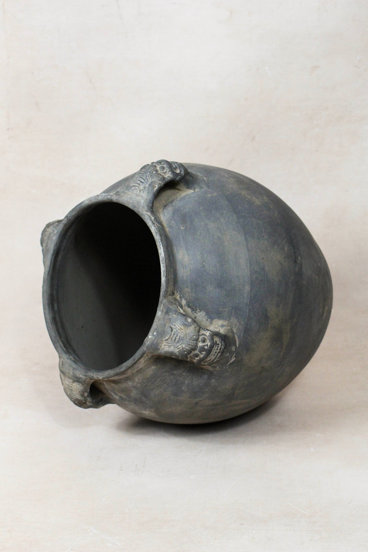 Vintage Lion Ears Dark Pot - DE.32