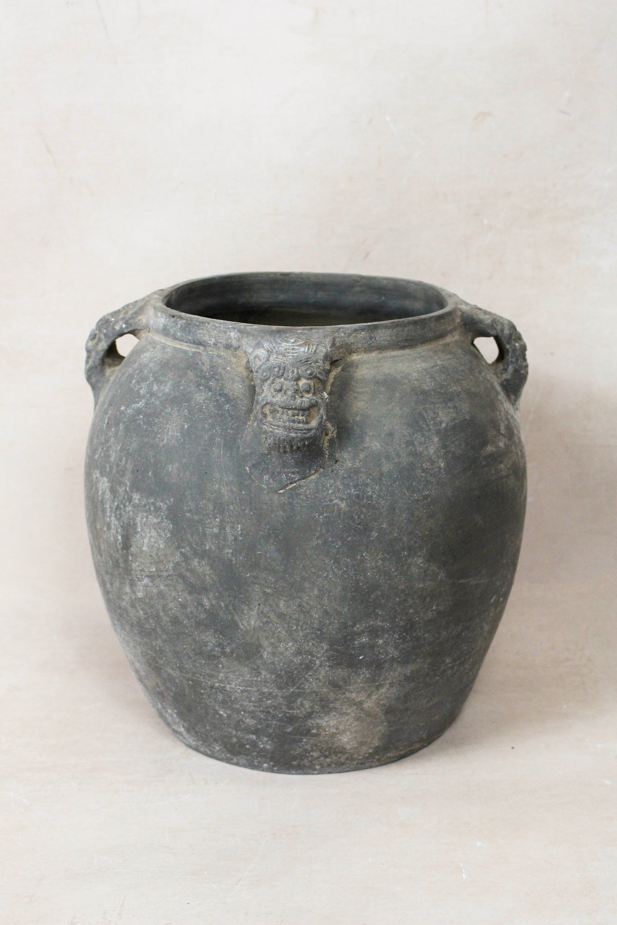 Vintage Lion Ears Dark Pot - DE.33