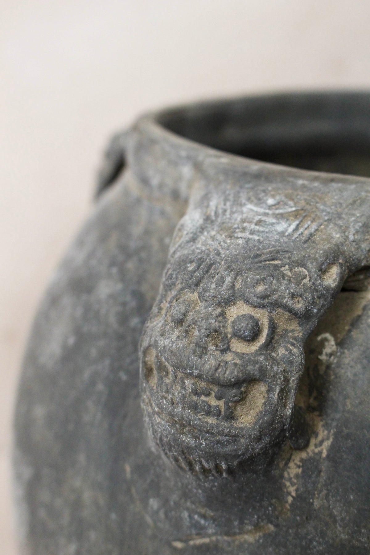 Vintage Lion Ears Dark Pot - DE.33