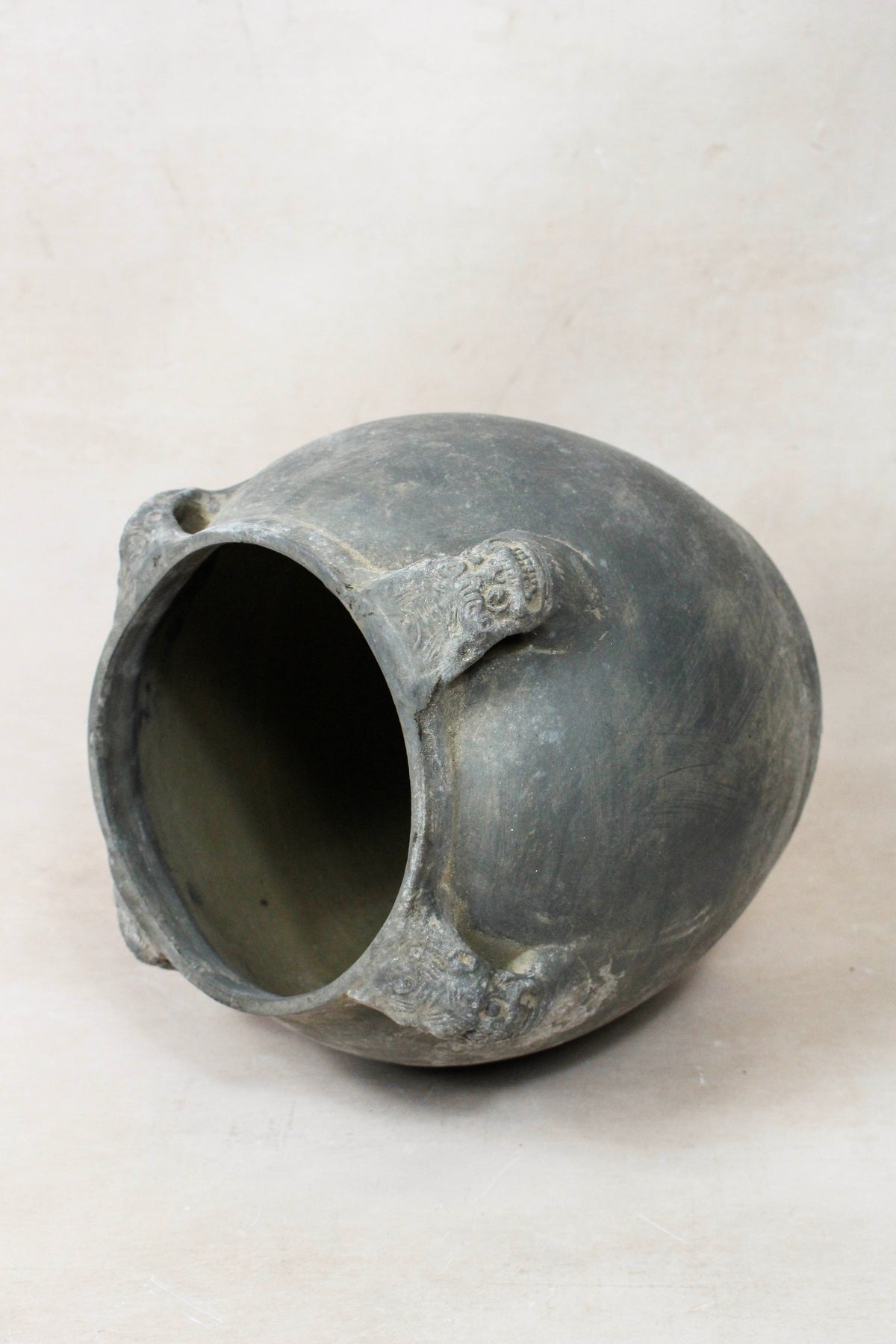 Vintage Lion Ears Dark Pot - DE.33