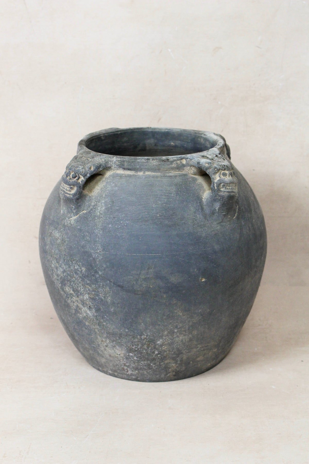 Vintage Lion Ears Dark Pot - DE.34