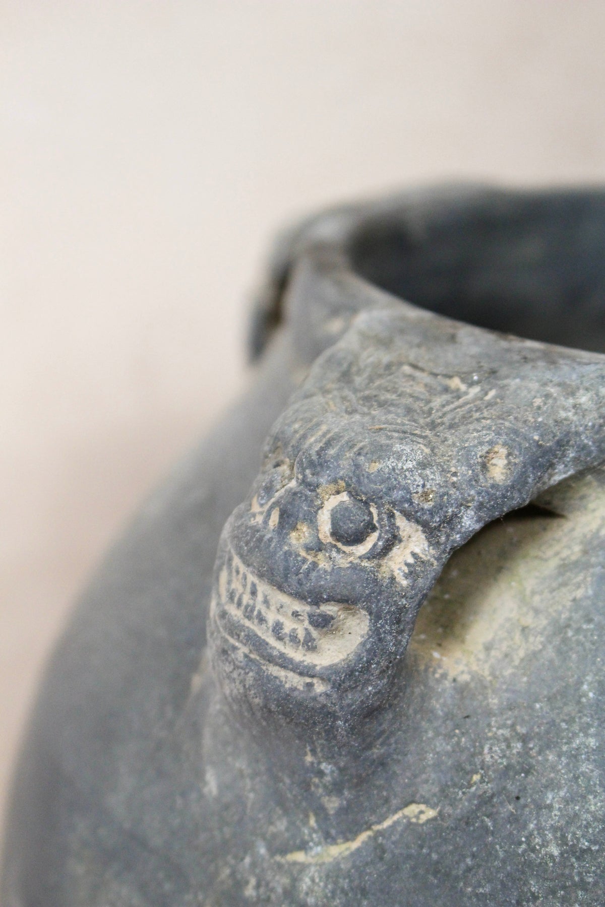 Vintage Lion Ears Dark Pot - DE.34